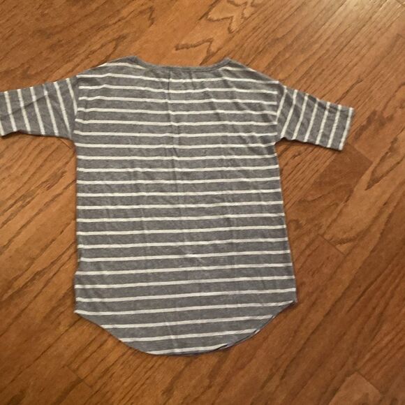 Gap size XS gray and silver T-shirt, the silver is sparkly. See picture. - Picture 6 of 6